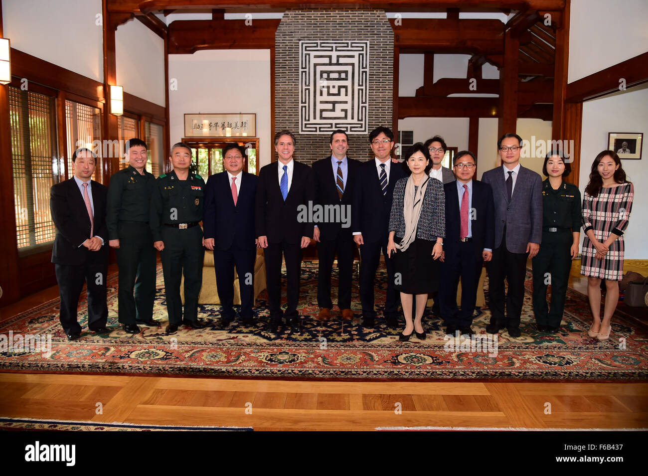 Stv. Sekretär Blinken und Botschafter Lippert posieren für ein Foto mit südkoreanischen Ärzte und Krankenschwestern aus von Ebola-Teams in Seoul Stockfoto