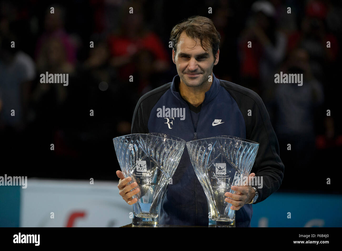 London, UK. 15. November 2015. ATP Tennis Tour Finale. Tag1. Roger Federer (SUI) [3] sammelt eine Fans Award und Sportlichkeit, nachdem seine zwei Sätzen über Tomas Berdych (CZE) [6] gewinnen. Bildnachweis: Action Plus Sport Bilder/Alamy Live News Stockfoto