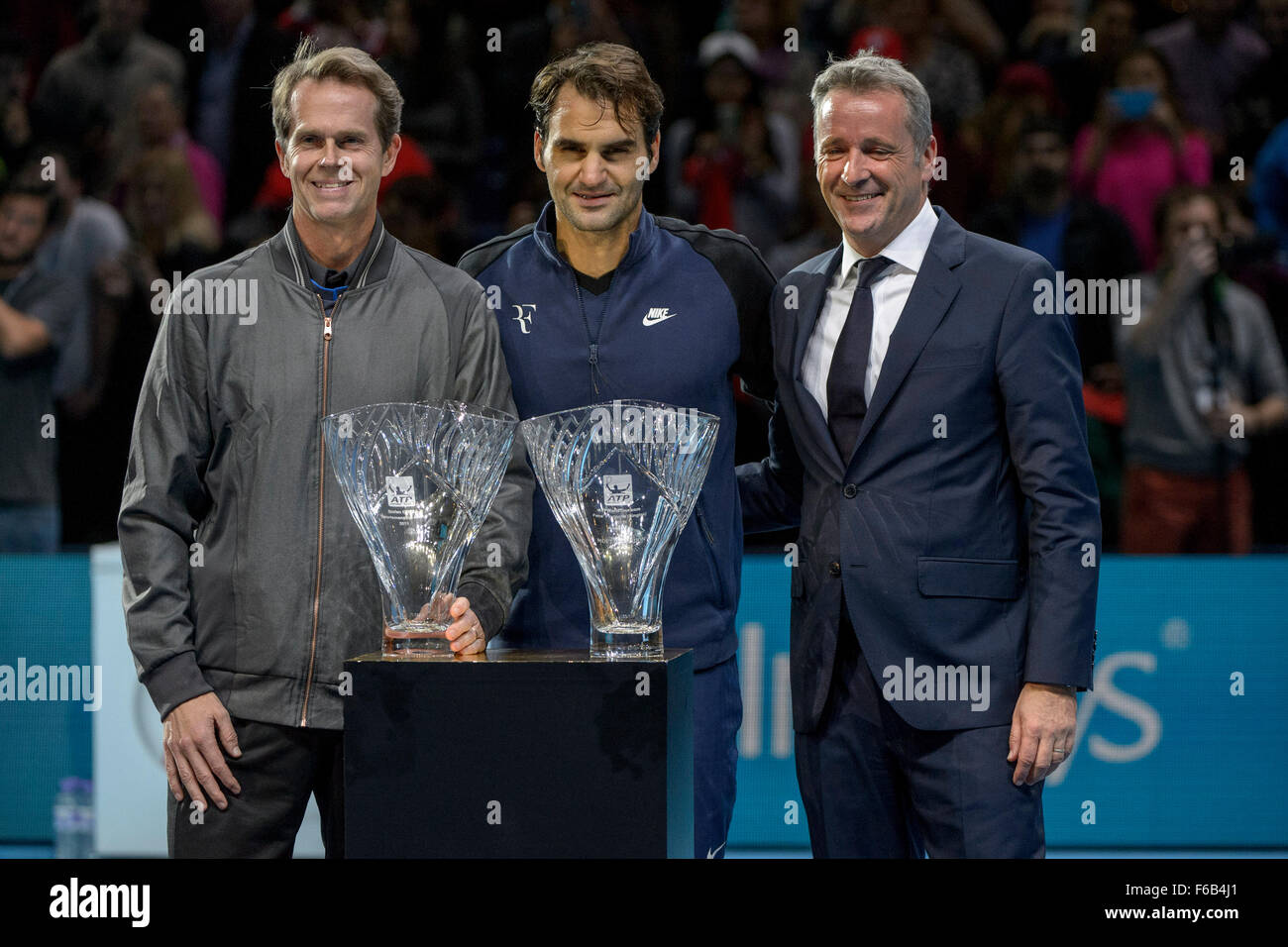 London, UK. 15. November 2015. ATP Tennis Tour Finale. Tag1. Roger Federer (SUI) [3] sammelt eine Fans Award und Sportlichkeit, nachdem seine zwei Sätzen über Tomas Berdych (CZE) [6] gewinnen. Bildnachweis: Action Plus Sport Bilder/Alamy Live News Stockfoto