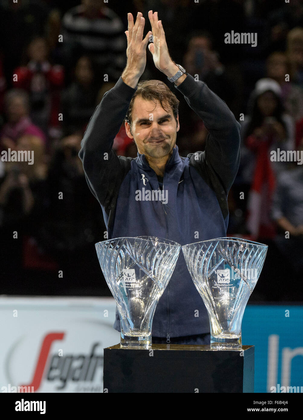 London, UK. 15. November 2015. ATP Tennis Tour Finale. Tag1. Roger Federer (SUI) [3] sammelt eine Fans Award und Sportlichkeit, nachdem seine zwei Sätzen über Tomas Berdych (CZE) [6] gewinnen. Bildnachweis: Action Plus Sport Bilder/Alamy Live News Stockfoto