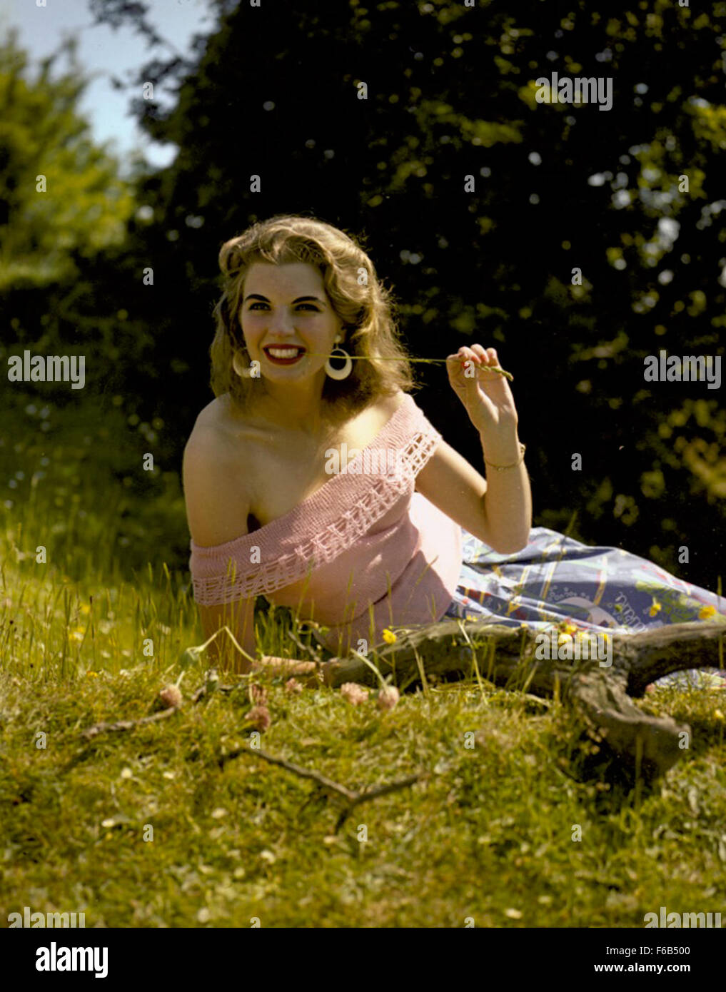 Diese Fotografie aus den 1950er Jahren von Turner zeigt ein Modell namens Doreen, das auf einem grasbewachsenen Feld in Holywell bei Newcastle upon Tyne posiert. Das Foto spiegelt Modefotografie aus der Mitte des 20. Jahrhunderts wider und zeigt ungezwungenes Outdoor-Styling und die malerische britische Landschaft. Stockfoto