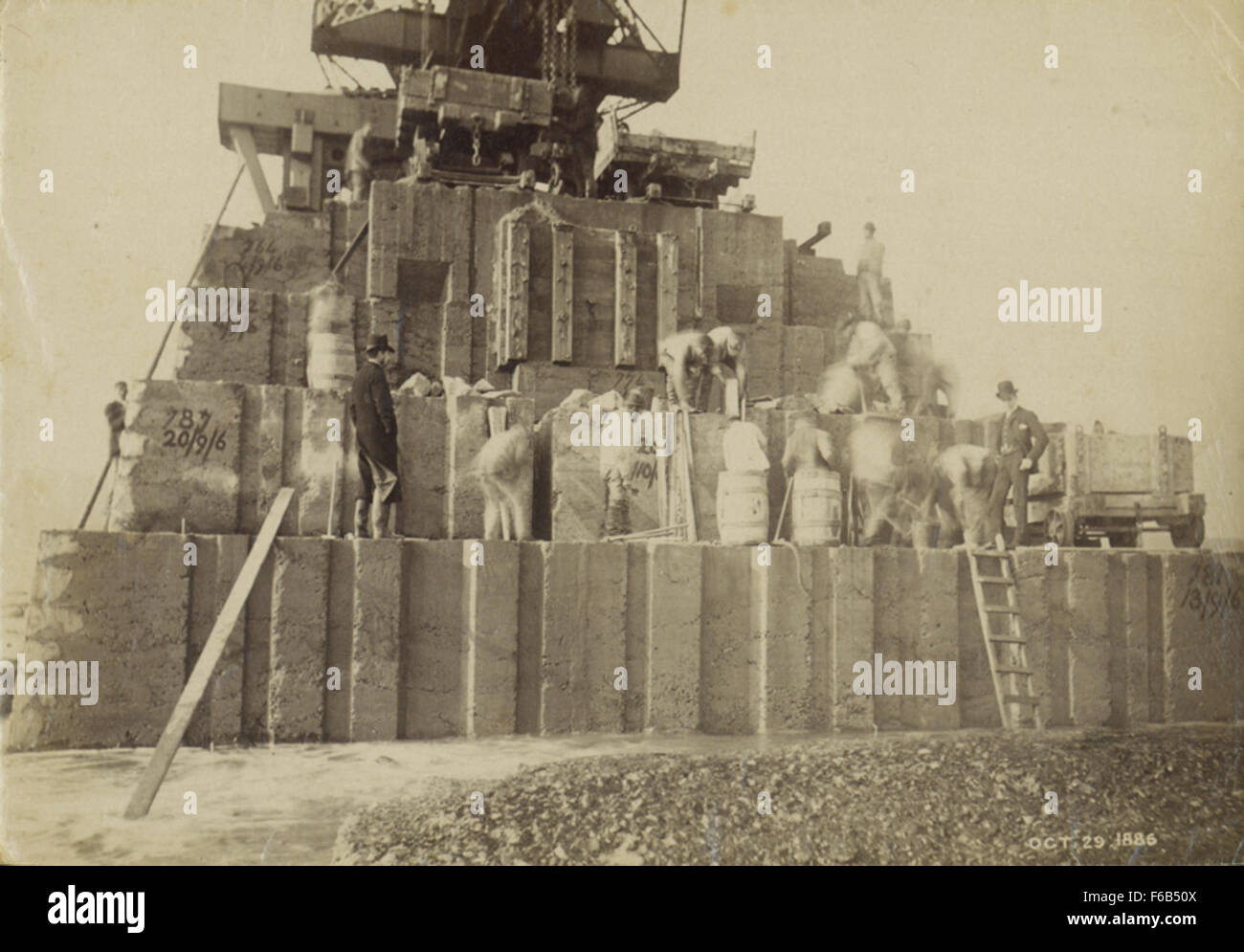 Ein Foto oder Gemälde aus dem Jahr 1886, das Arbeiter beim Bau des Roker Pier in Sunderland, England, zeigt. Diese Szene zeigt die Ingenieurskunst der viktorianischen Ära und zeigt die Arbeit und Entschlossenheit hinter dem Bau des ikonischen Piers am River Wear. Stockfoto