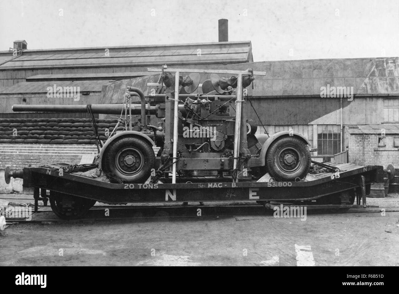 Dieses am 30. Juni 1942 aufgenommene Foto zeigt die 3,7-Zoll-Flugabwehrkanone der Scotswood Works. Es zeigt die Fertigungs- und Industrieprozesse während des Zweiten Weltkriegs und zeigt sowohl das Design der Pistole als auch die Fabrikumgebung. Stockfoto