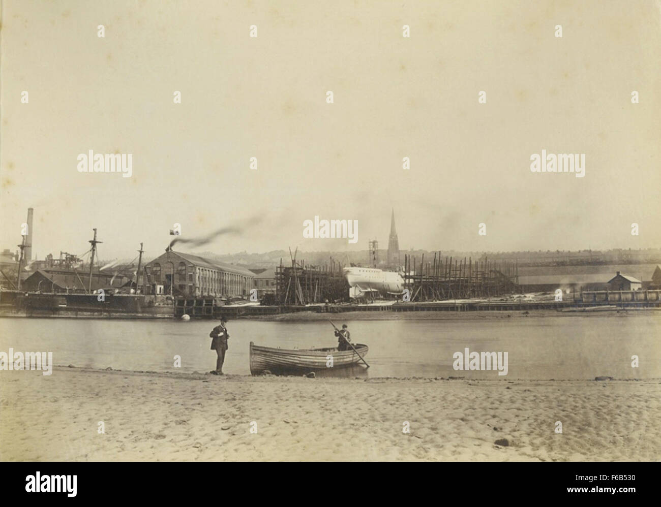 Eine historische Fotografie der Elswick Shipyard aus dem Jahr 1885, die den Schiffbauprozess während der viktorianischen Ära zeigt. Das Foto zeigt das industrielle Erbe von Newcastle upon Tyne und hebt die Arbeit von Sir W. G. Armstrong & Co. Und die Entwicklung britischer Marineschiffe hervor. Stockfoto