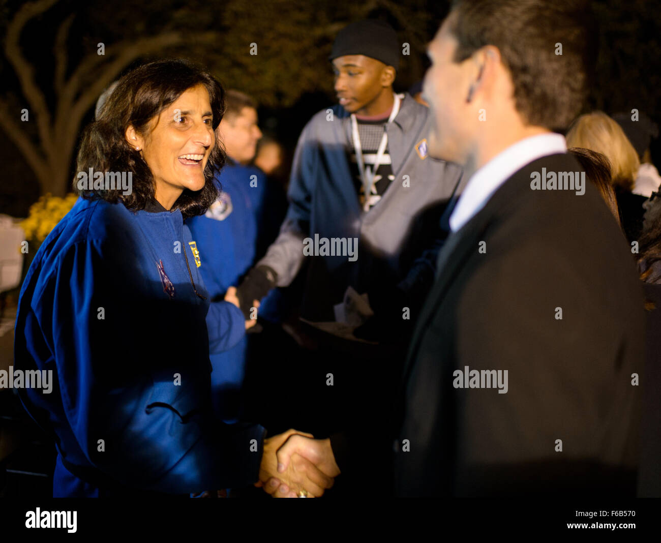 NASA-Astronaut Sunita Williams grüßt ein Publikum Mitglied nach einer Podiumsdiskussion mit anderen kommerziellen Crew NASA Astronauten Robert Behnken, Eric Boe und Douglas Hurley nachts die zweite weiße Haus Astronomie auf Montag, 19. Oktober 2015. Die zweite weiße Haus Astronomie Nacht brachte Schüler, Lehrer, Wissenschaftler und NASA-Astronauten für eine Nacht der Sternenhimmel und raumbezogenen Bildungsaktivitäten, die Bedeutung von Wissenschaft, Technologie, Technik und Mathematik (STEM) Bildung zu fördern. Bildnachweis: (NASA/Joel Kowsky) Stockfoto