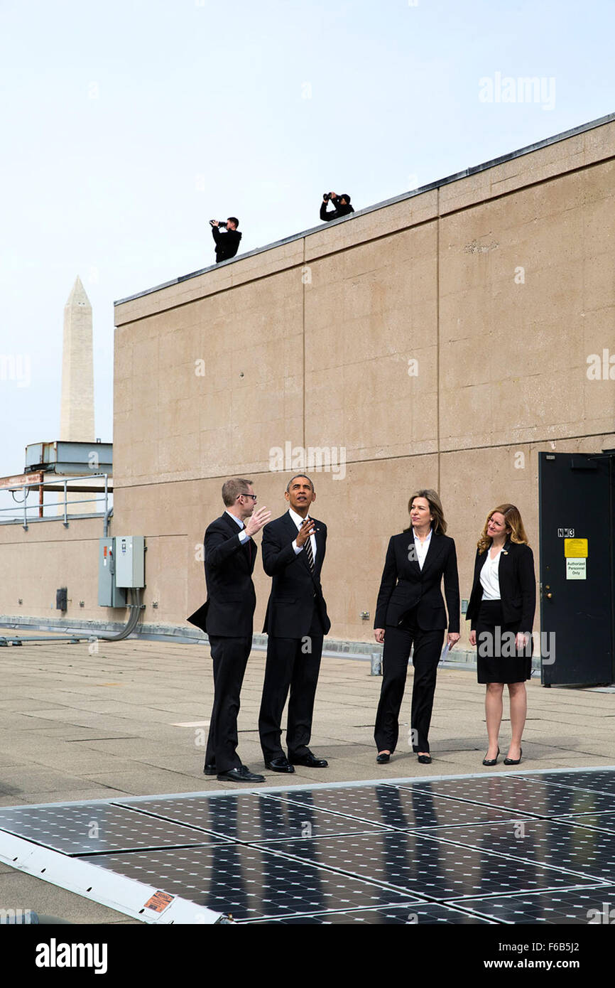 Präsident Barack Obama sieht Sonnenkollektoren mit Energy Department Ingenieur Eric Haukdal auf dem Dach des Department of Energy in Washington, DC, 19. März 2015. Liz Sherwood-Randall, stellvertretende Energieminister und Kate Brandt, Umwelt Bundesvorstand, Council of Environmental Quality, Recht, begleiten sie. Stockfoto