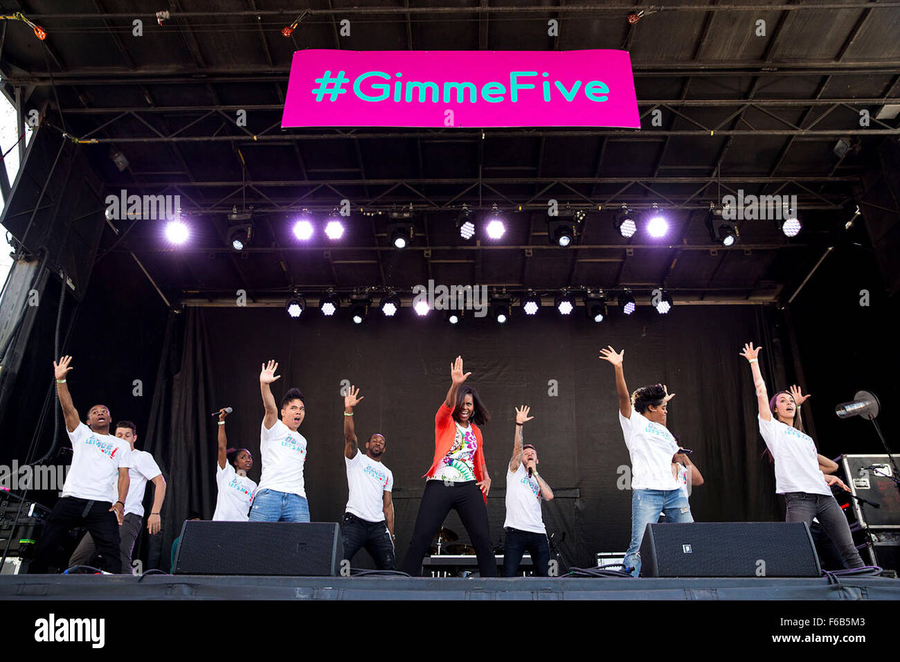 First Lady Michelle Obama, tritt zur Unterstützung der Initiative "Gehen wir!", "So Sie Think You Can Dance" All-Stars für eine Aufführung des #GimmeFive Tanzes, während die jährliche Easter Egg Roll auf dem South Lawn des weißen Hauses, 6. April 2015. Amanda Lucidon) Stockfoto