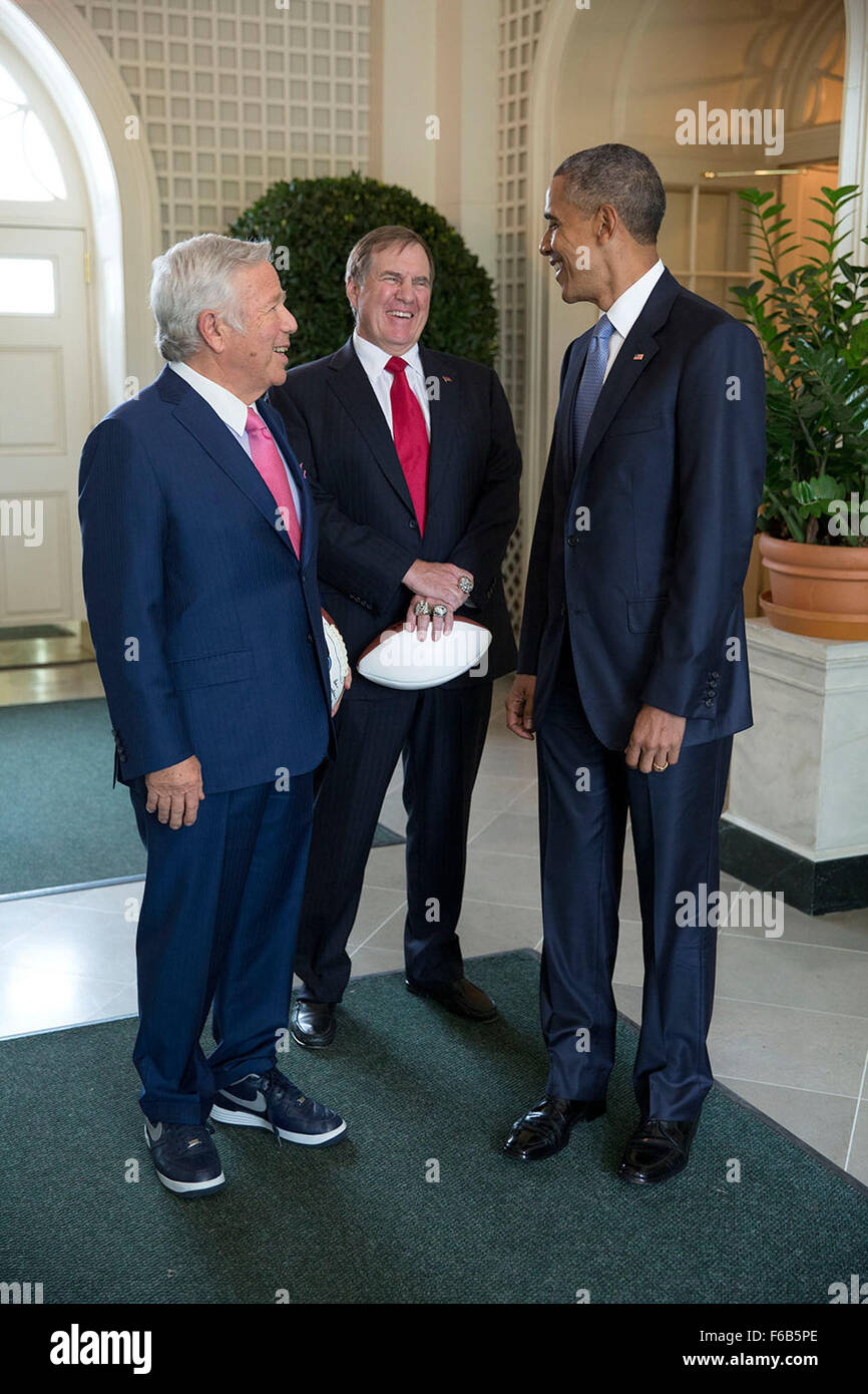 Präsident Barack Obama spricht mit New England Patriots Besitzer Robert Kraft, links, und Coach Bill Belichick in West Garden Room des weißen Hauses vor einer Veranstaltung zu Ehren des Teams und den Super Bowl XLIX Sieg auf dem South Lawn des weißen Hauses, 23. April 2015. Stockfoto