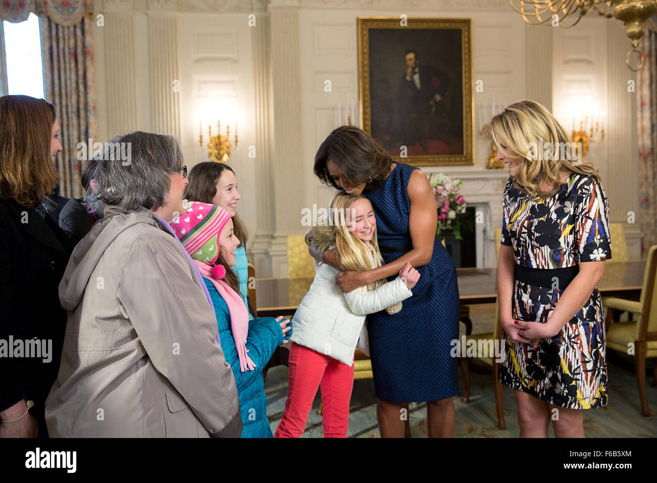 First Lady Michelle Obama und Jenna Bush Hager Überraschungsgäste in der State Dining Room bei einem Rundgang durch das Weiße Haus, 10. Februar 2015. Amanda Lucidon) Stockfoto