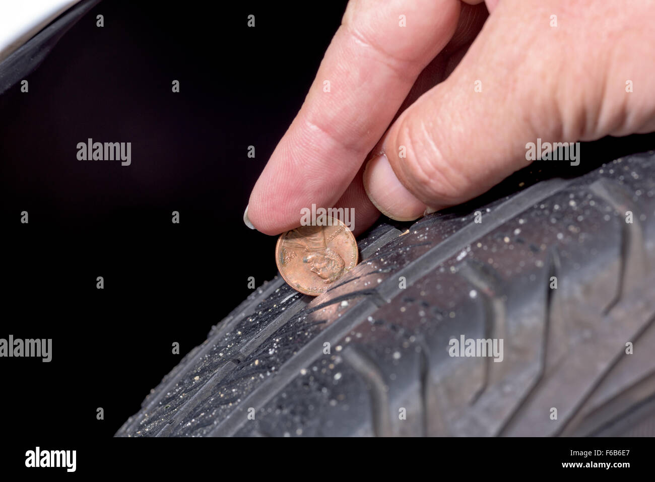 Verwenden einen Pfennig, Abnutzung der Lauffläche auf einem Reifen zu überprüfen Stockfoto