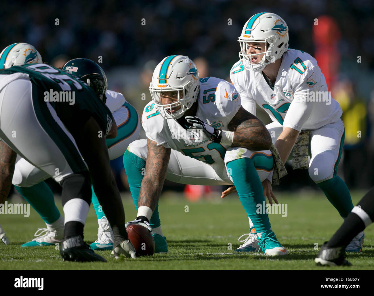 Philadelphia, Pennsylvannia, USA. 15. November 2015. Miami Dolphins Center Mike Pouncey (51) fängt am Lincoln Financial Field in Philadelphia, Pennsylvannia am 15. November 2015 Miami Dolphins Quarterback Ryan Tannehill (17). Bildnachweis: Allen Eyestone/The Palm Beach Post/ZUMA Draht/Alamy Live-Nachrichten Stockfoto