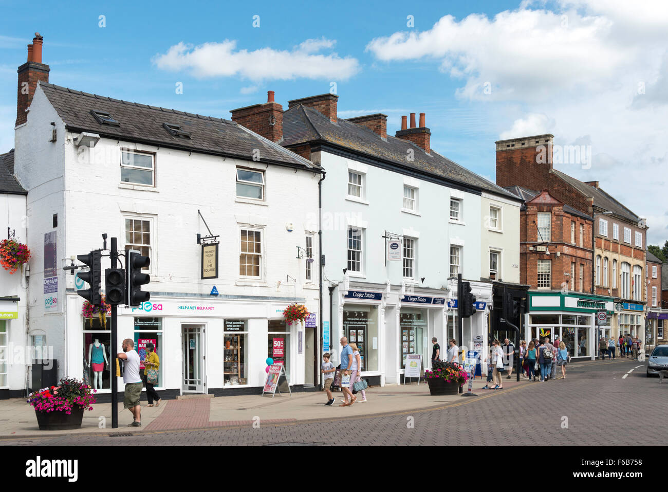Geschäfte auf dem Platz, Market Harborough, Leicestershire, England, Vereinigtes Königreich Stockfoto