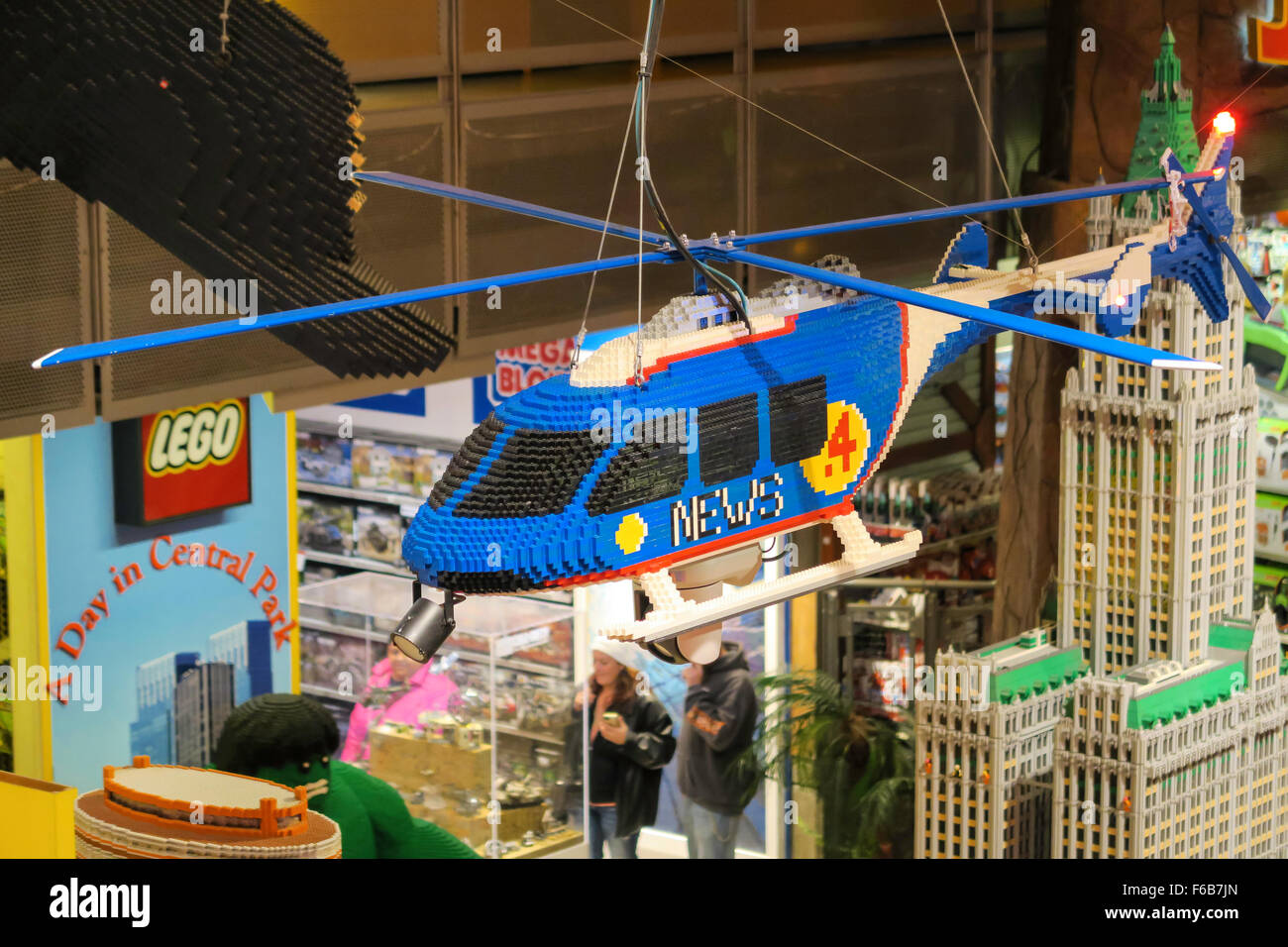 Riesige Lego-Hubschrauber an Decke, Toys R Us innen am Times Square, New  York Stockfotografie - Alamy