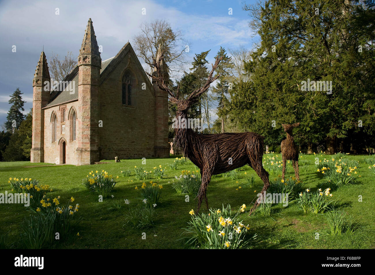 Die Kapelle und Willow Skulpturen der Hirsche im Scone Palace in Perthshire, Schottland. Stockfoto