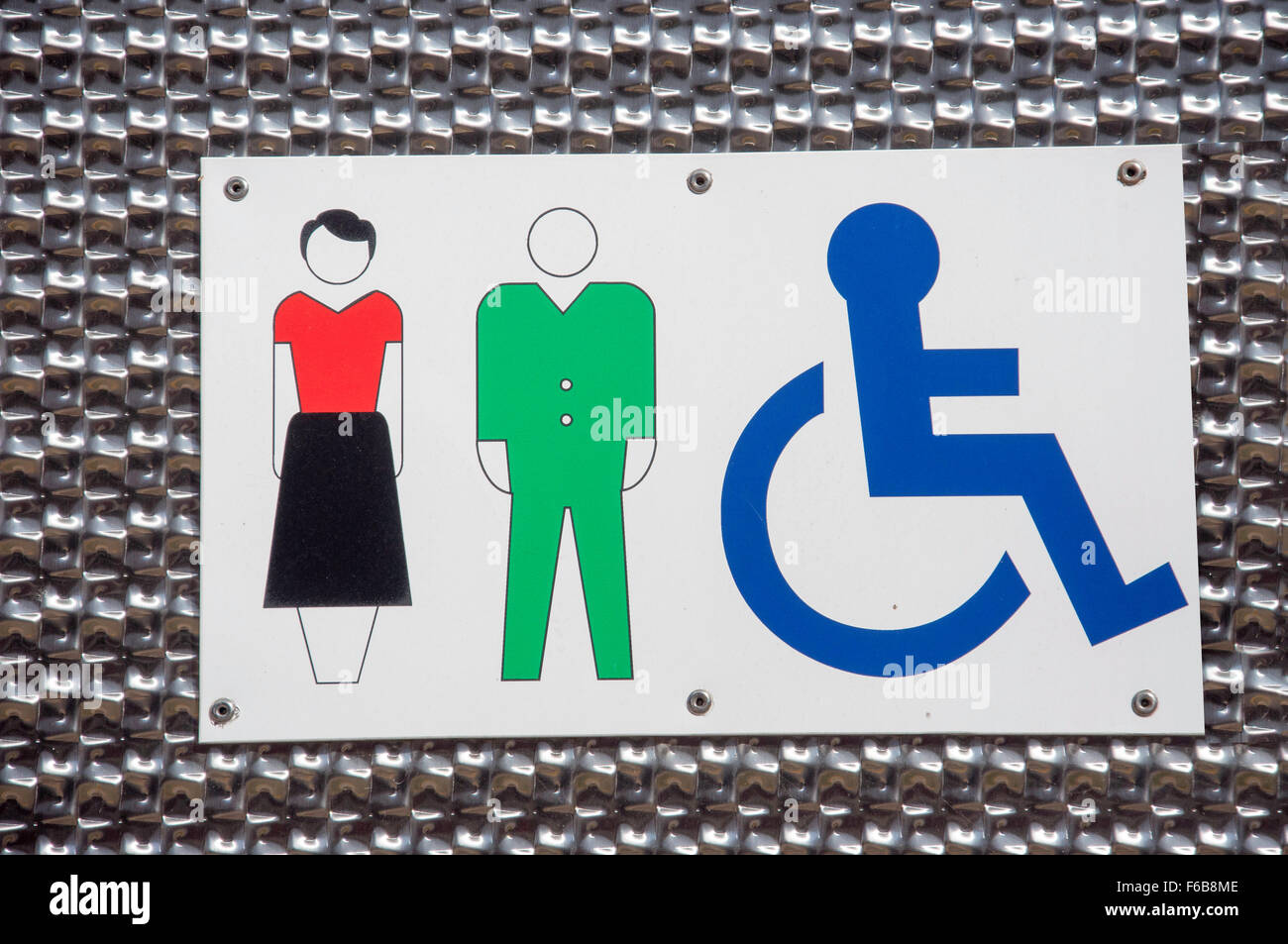 Anzeichen auf gemischte Geschlechter WC-Tür, High Street, Crowthorne, Berkshire, England, Vereinigtes Königreich Stockfoto