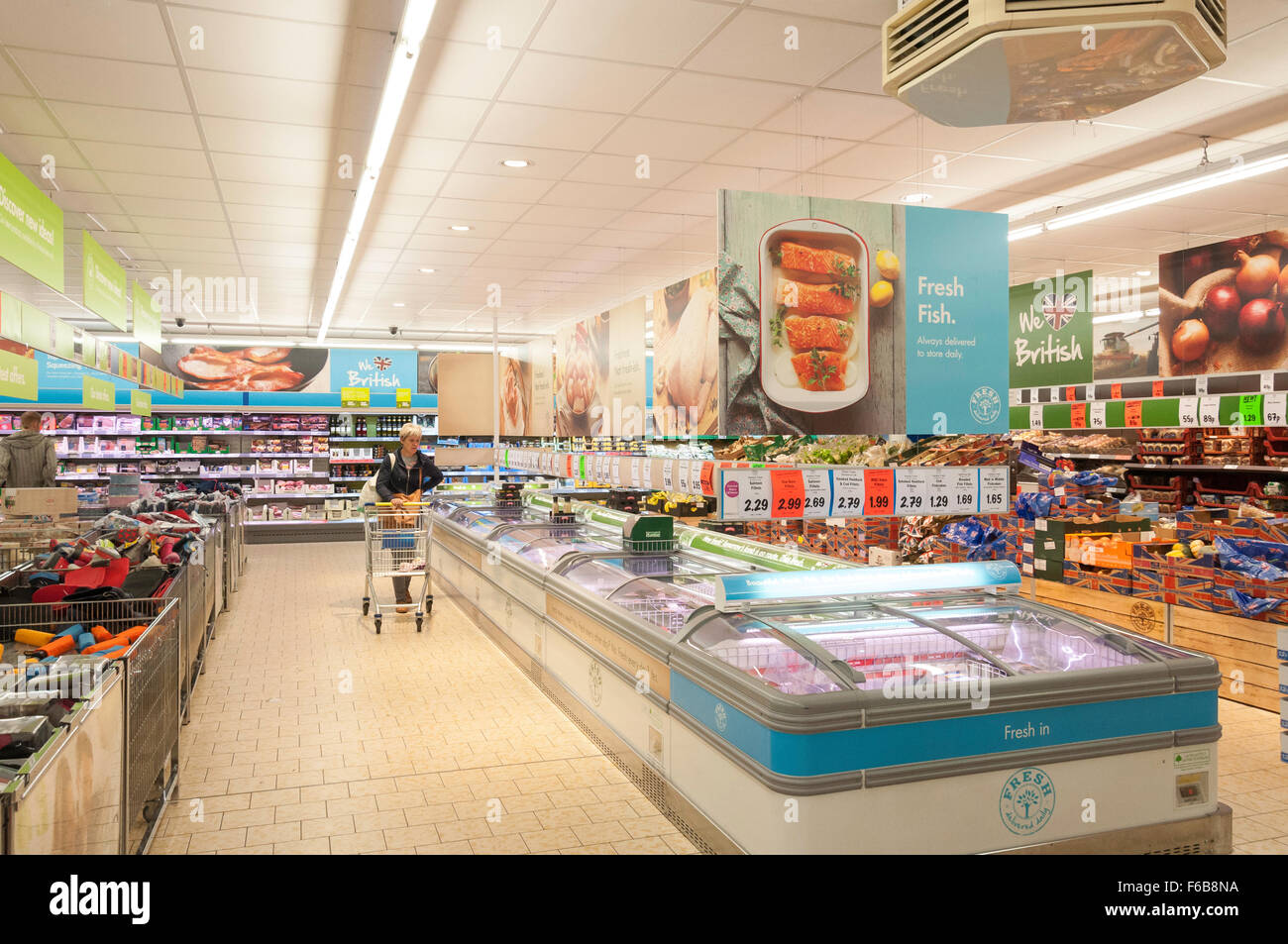 Innenansicht der Lidl-Supermarkt, High Street, Crowthorne, Berkshire, England, Vereinigtes Königreich Stockfoto