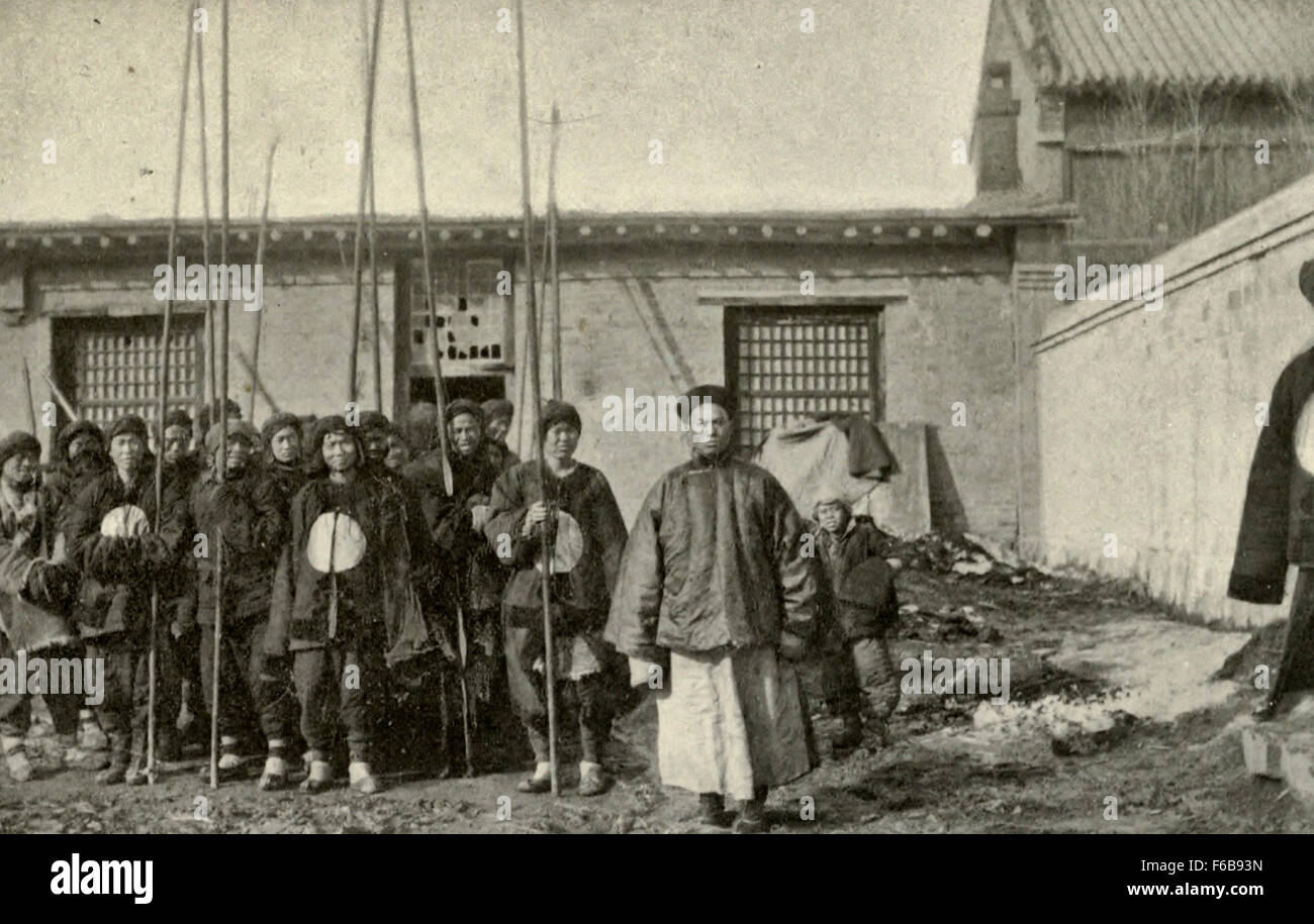 Chinesische Soldaten alten Stil - Bambus Hechte im Vergleich zu modernen Gewehre - Chinesisch-japanischen Krieges 1894 Stockfoto
