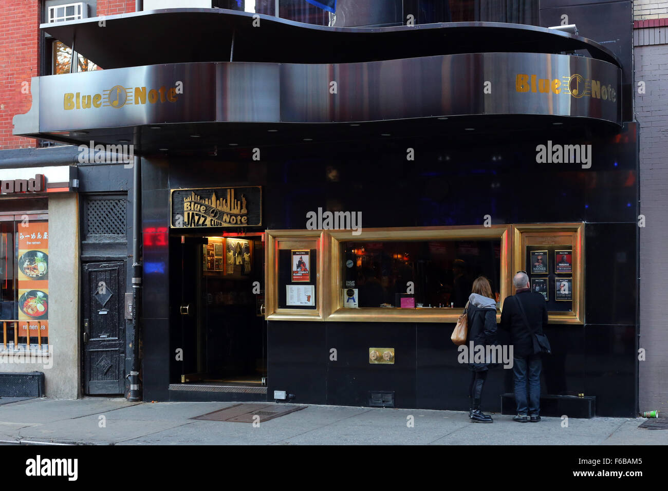 Blue Note, 131 W 3rd St, New York, NY. aussen Storefront eine Jazz Bar in der Nähe von Greenwich Village in Manhattan. Stockfoto