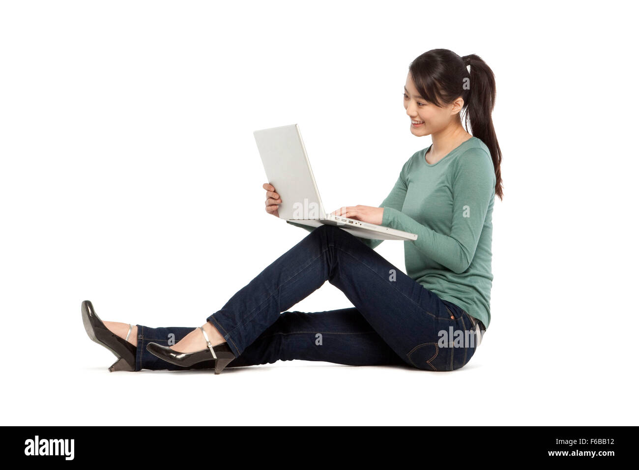 Eine Frau mit Laptop-Computer Stockfoto