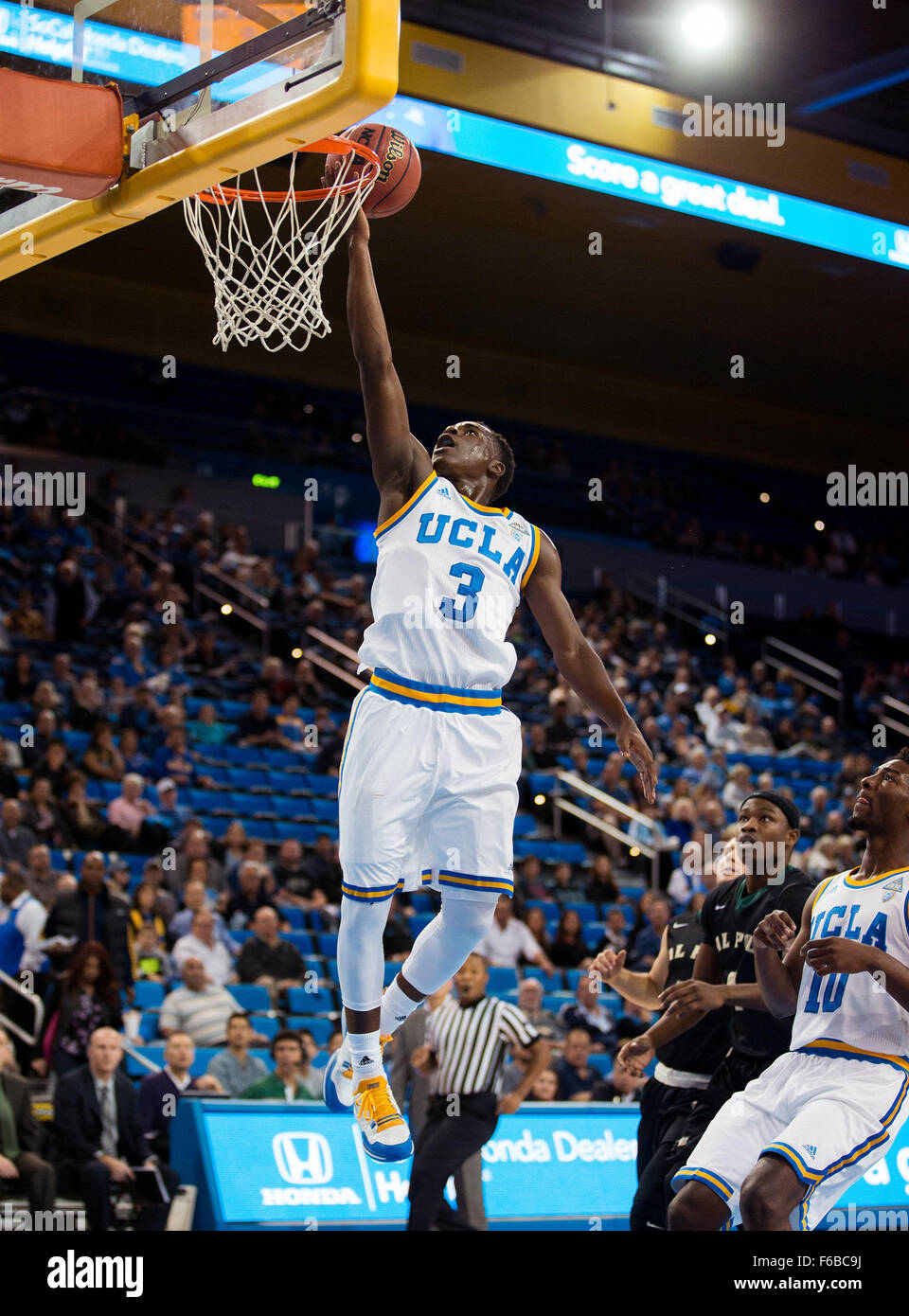 Westwood, CA. 15. November 2015. UCLA Bruins zu schützen (3) Aaron Holiday-Laufwerke in den Korb während ein pre-Season-Spiel zwischen der Cal Poly Mustangs und den UCLA Bruins an Pauley Pavilion in Westwood, Kalifornien. Die UCLA Bruins besiegten die Cal Poly Mustangs 88-83. (Obligatorische Credit: Juan Lainez/MarinMedia/Cal Sport Media) © Csm/Alamy Live-Nachrichten Stockfoto