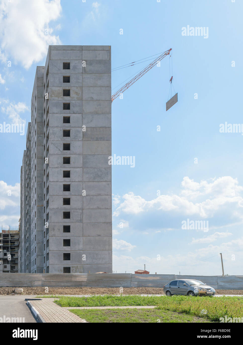 Rahmen wird Panel-Appartement-Haus gebaut. Seitenansicht Stockfoto