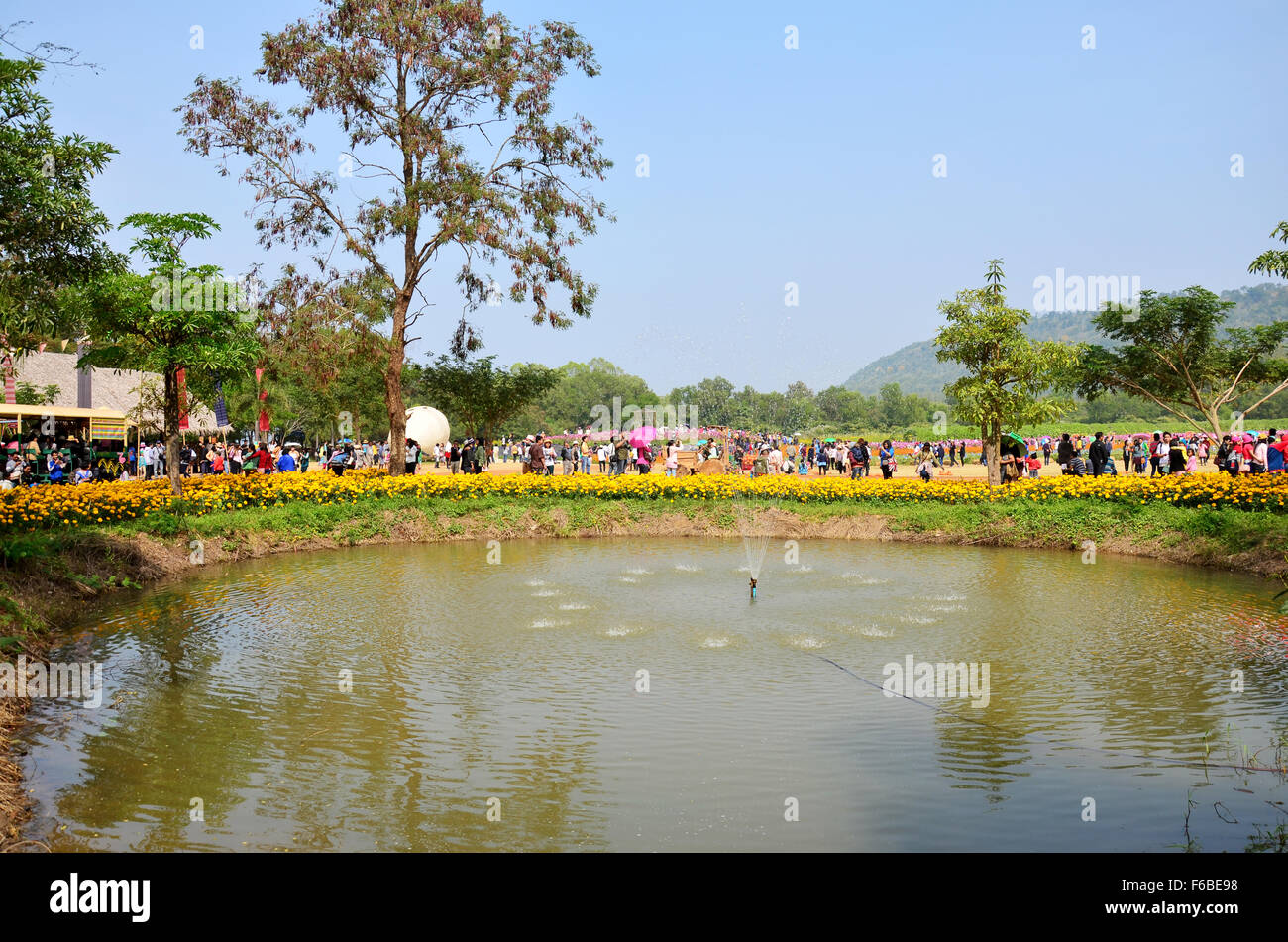 Menschen reisen und Wandern in Jim Thompson Farm auf Land auf 30. Dezember 2013 in Nakhon Ratchasima, Thailand Stockfoto