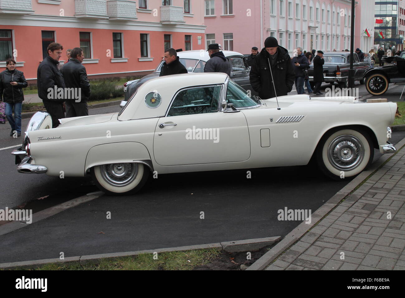 weiße Luxus-Auto markieren "Chrysler" Ausstellung von Retro-Auto, 13. November 2015, Vileyka, Weißrussland Stockfoto