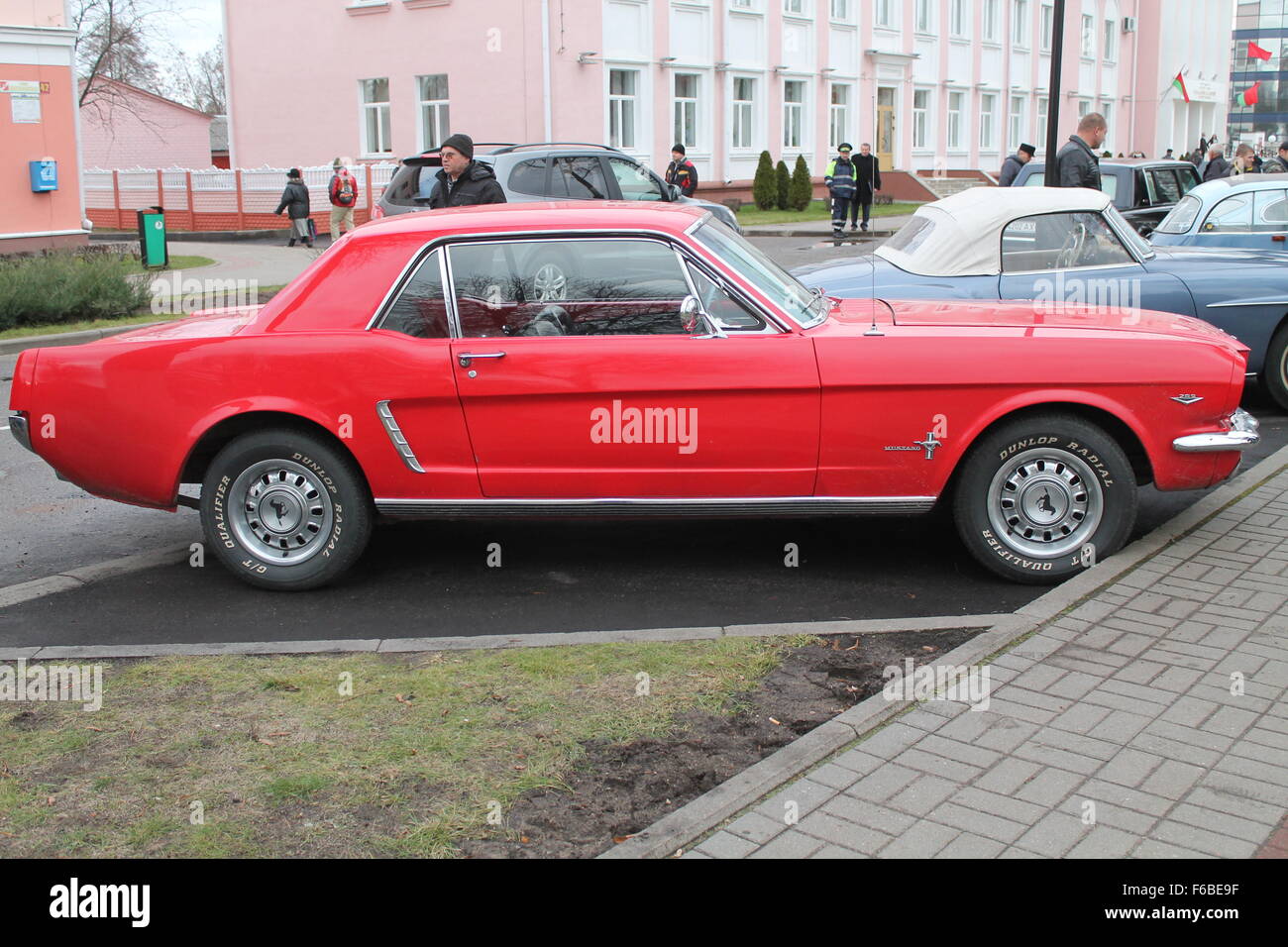 roten schnelles Auto markieren "Mustang" Ausstellung von Retro-Auto, 13. November 2015, Vileyka, Weißrussland Stockfoto