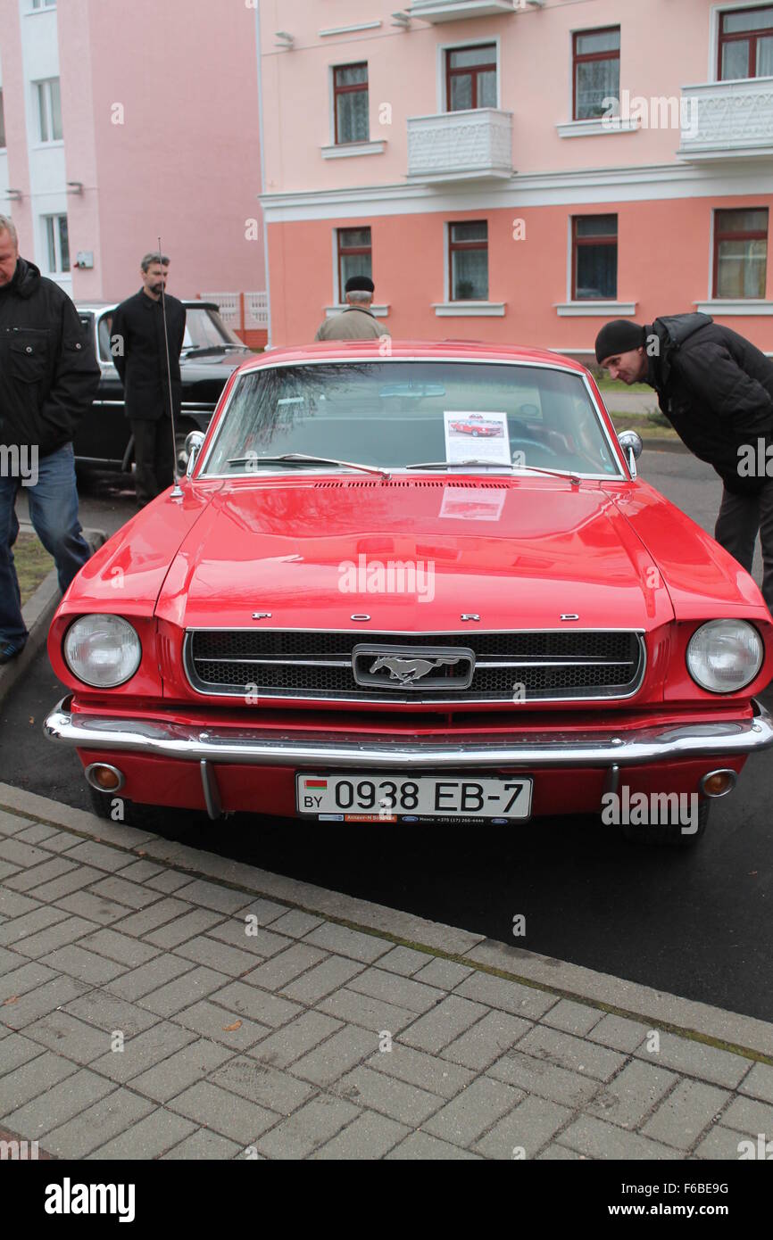 aggressive rotes Auto markieren "Mustang" Ausstellung von Retro-Auto, 13. November 2015, Vileyka, Weißrussland Stockfoto