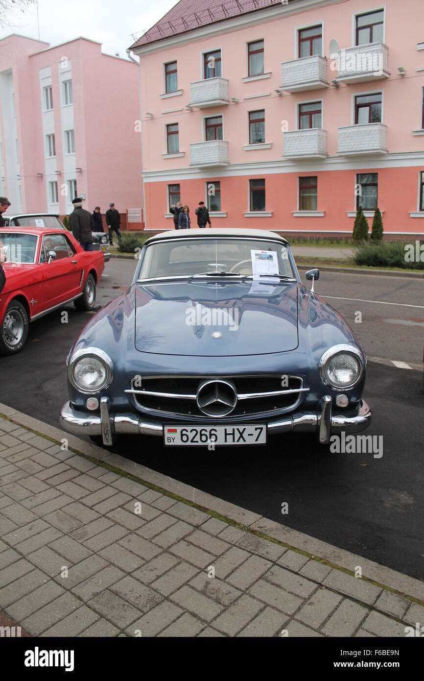 glänzen Sie schnelles Auto Marke "Mercedes" Ausstellung von Retro-Auto, 13. November 2015, Vileyka, Belarus Stockfoto