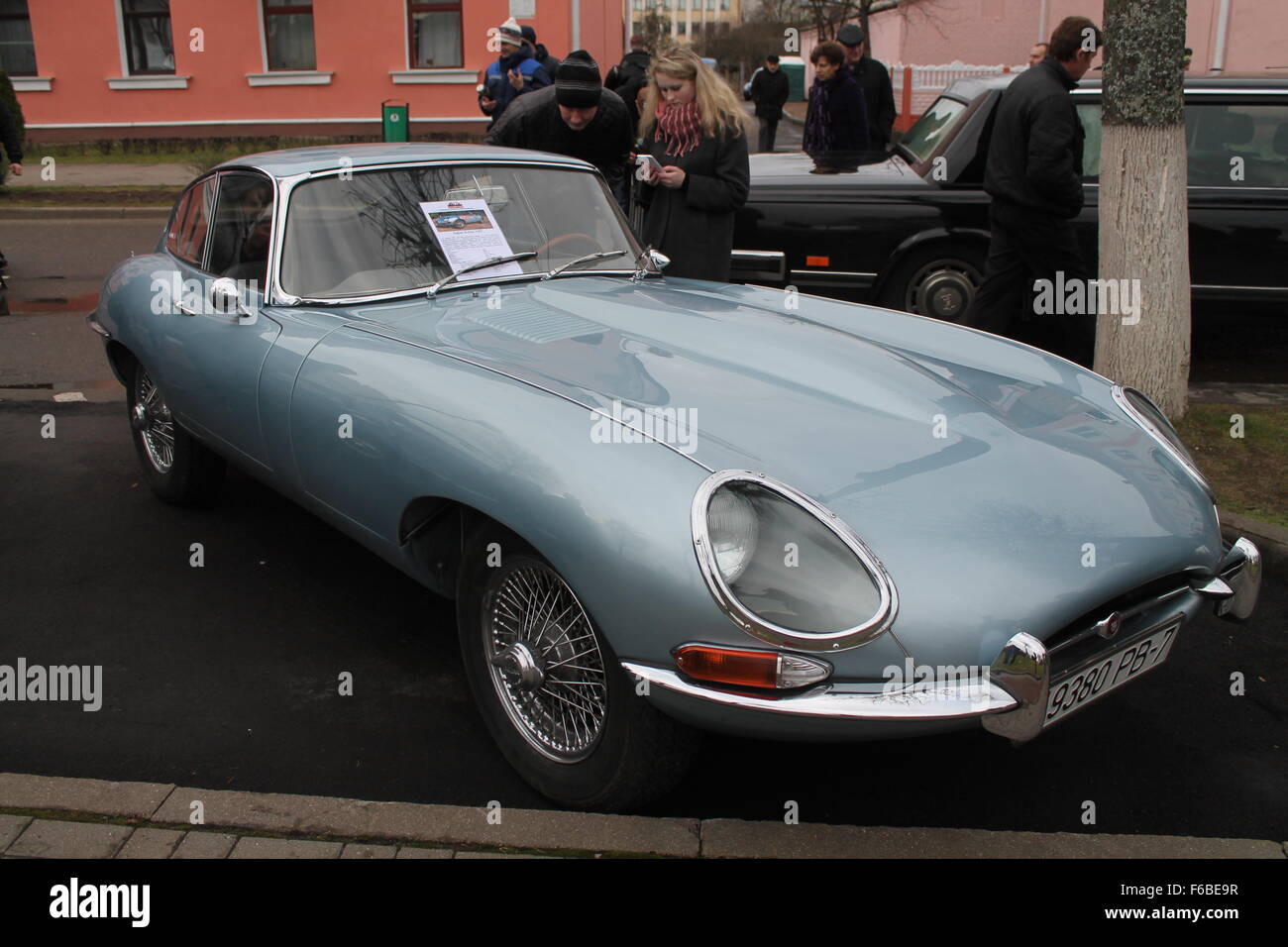 silbernes schnelles Auto markieren 'Jaguar' auf Retro-Auto-Ausstellung 13. November 2015, Vileyka, Weißrussland Stockfoto