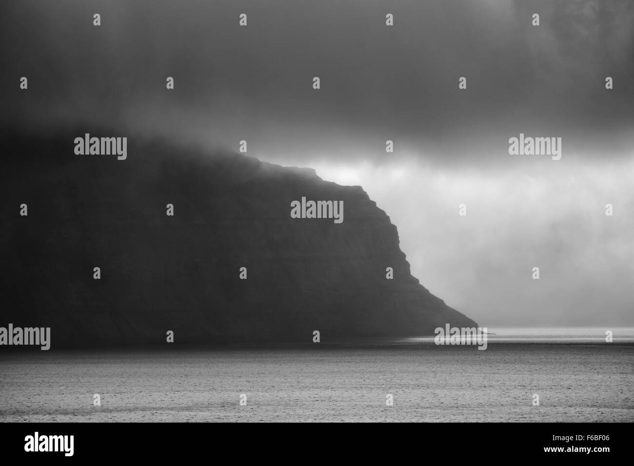 Isländische Fjord mit Nebel schwarz und weiß Stockfoto