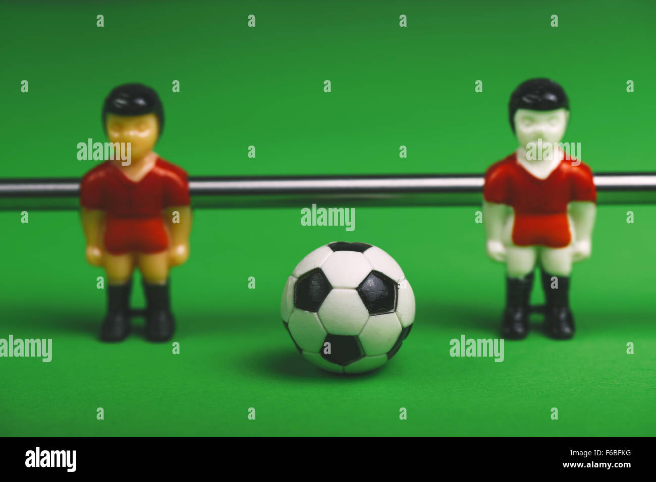 Tabelle Fußball Spieler Figuren mit Fußball, selektiven Fokus Stockfoto
