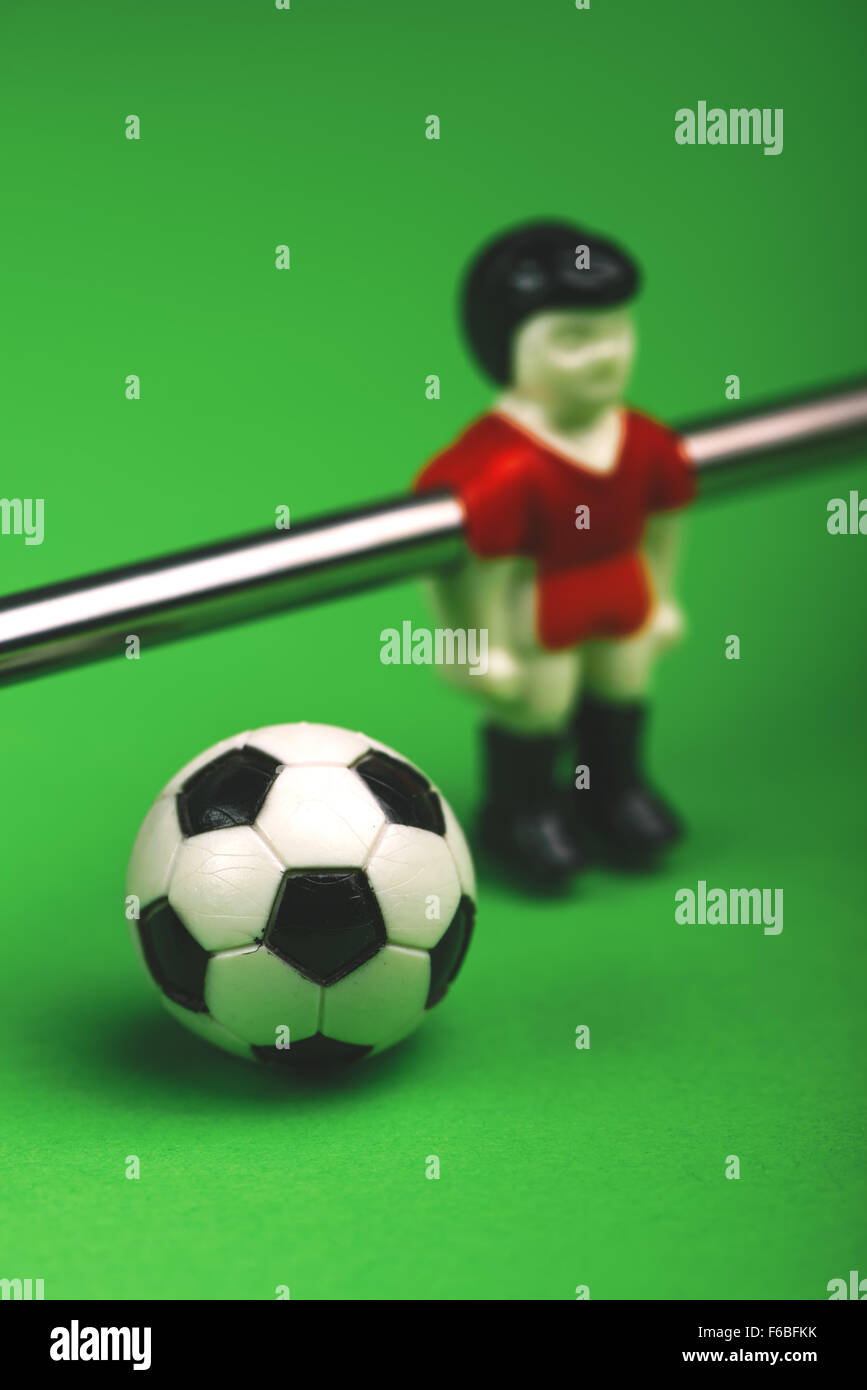 Tabelle Fußball Spieler Figur mit Fußball, selektiven Fokus Stockfoto