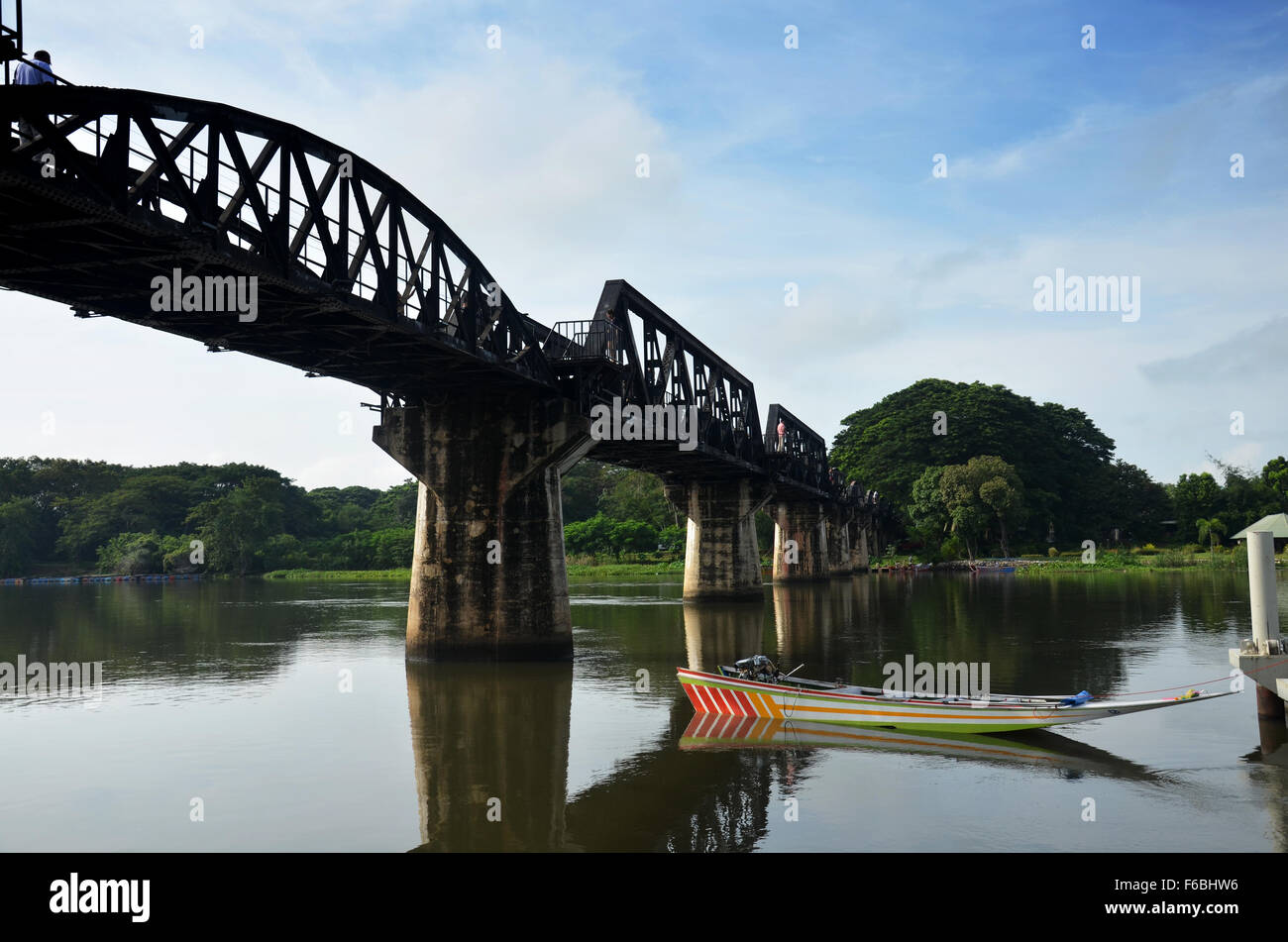 Menschen reisen und Wandern an der Brücke am Kwai. International bekannte, schwarze eiserne Brücke baute von Japanisch Stockfoto