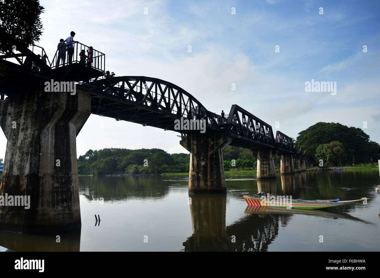 Menschen reisen und Wandern an der Brücke am Kwai. International bekannte, schwarze eiserne Brücke baute von Japanisch Stockfoto