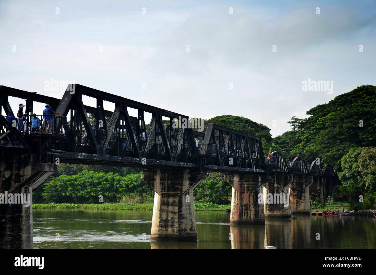 Menschen reisen und Wandern an der Brücke am Kwai. International bekannte, schwarze eiserne Brücke baute von Japanisch Stockfoto