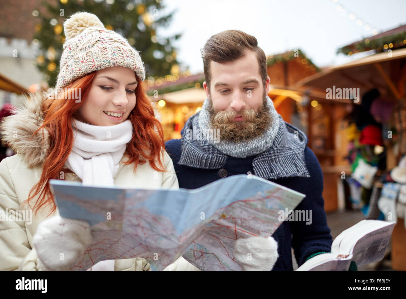 Brautpaar mit Karte und City Guide in Altstadt Stockfoto