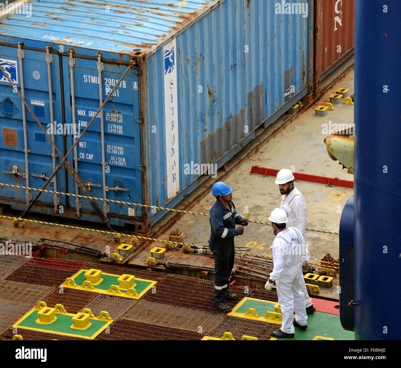 Crew-Mitglieder, Seemann, Offizier, Kadett, Container Arbeit an Bord eines Schiffes Utrillo zu diskutieren. Stockfoto