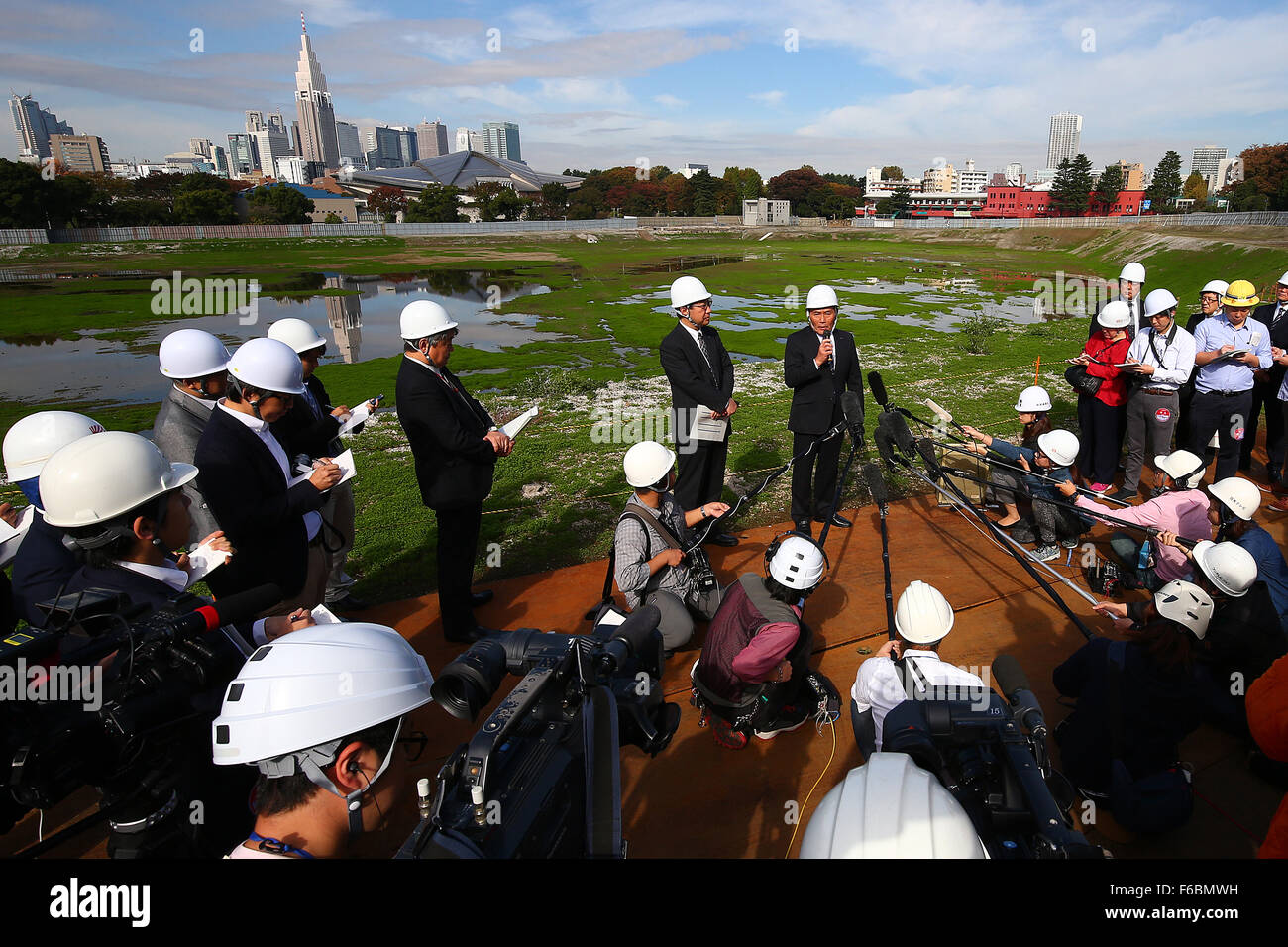 Kazumi Ohigashi, Vorsitzender des Sportrates Japan spricht für Mitglieder der Presse am vorgeschlagenen Standort für ein neues Nationalstadion am 16. November 2015 in Tokio, Japan. Die Abrissarbeiten am alten Nationalstadion wurde offiziell am Ende Oktober abgeschlossen. Japan hat aber noch einen Plan für das neue Stadion einig, nach die ursprünglichen Plänen basierend auf einem Design von Zaha Hadid aufgrund der explodierenden Kosten aufgegeben wurden. Die Verzögerungen bedeuten, daß die Rugby World Cup-Finale im Jahr 2019 wird jetzt gehostet werden, in Yokohama Japan zielt darauf ab, das neue Nationalstadion bereit bis Januar 2020. (Foto von Shingo It Stockfoto