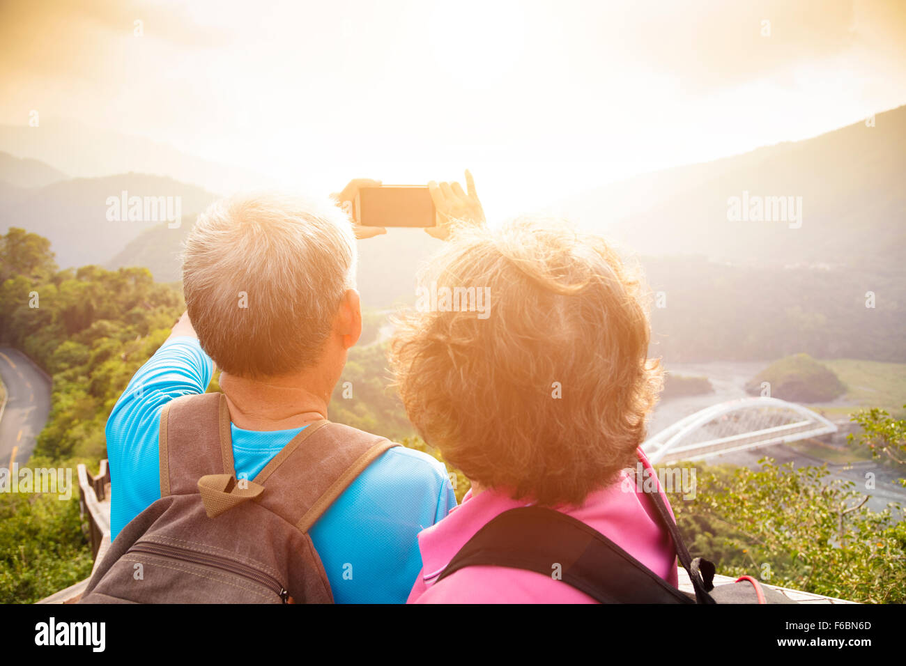 gerne älteres paar Wandern in den Bergen und unter selfies Stockfoto
