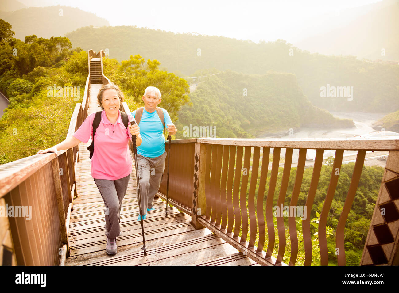 asiatische senior Brautpaar Wandern auf dem Berg Stockfoto