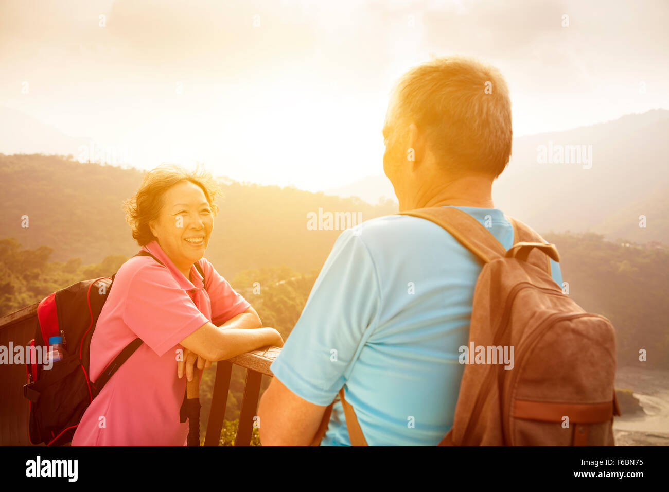Wandern auf dem Berg mit Sonnenaufgang Hintergrund senior Brautpaar Stockfoto