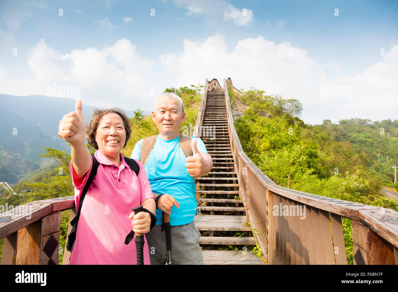 gerne älteres Paar, Wandern auf dem Berg mit Daumen nach oben Stockfoto