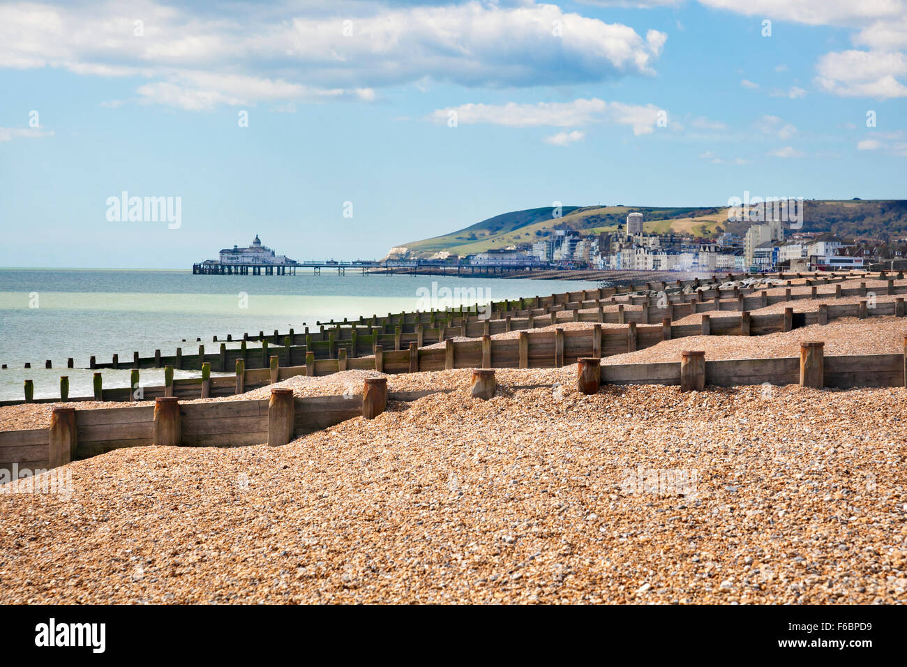 Ansicht von Eastbourne Pier und Beachy Head Klippen in der Ferne, Eastbourne, Großbritannien Stockfoto