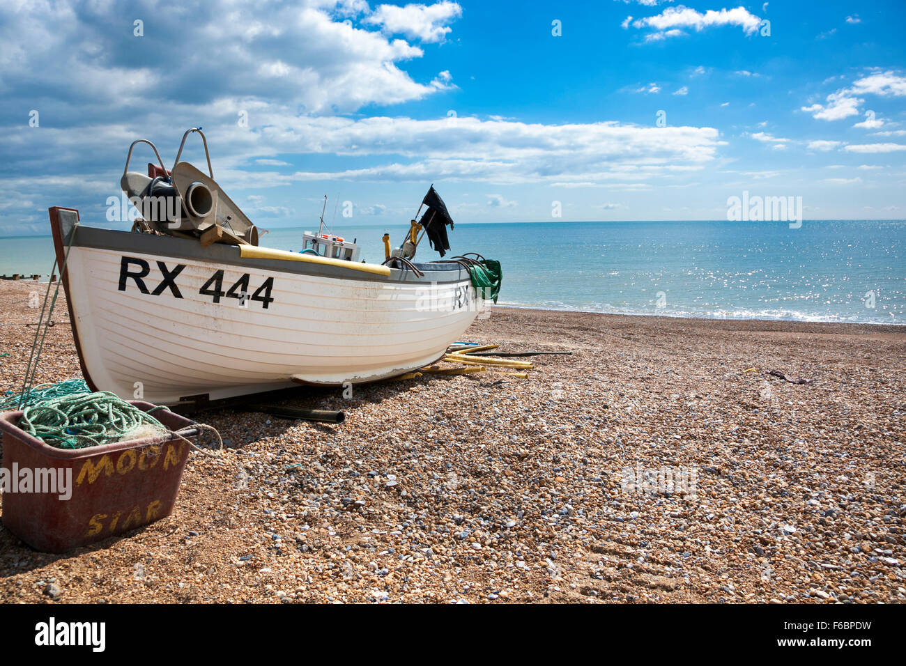 Angelboot/Fischerboot am Strand in Eastbourne, England Stockfoto