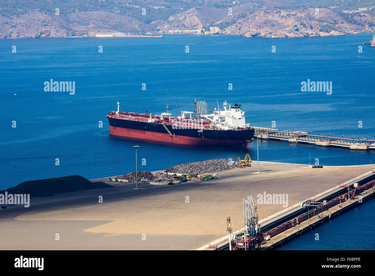 großes Boot Last in einem kleinen Hafen Stockfoto