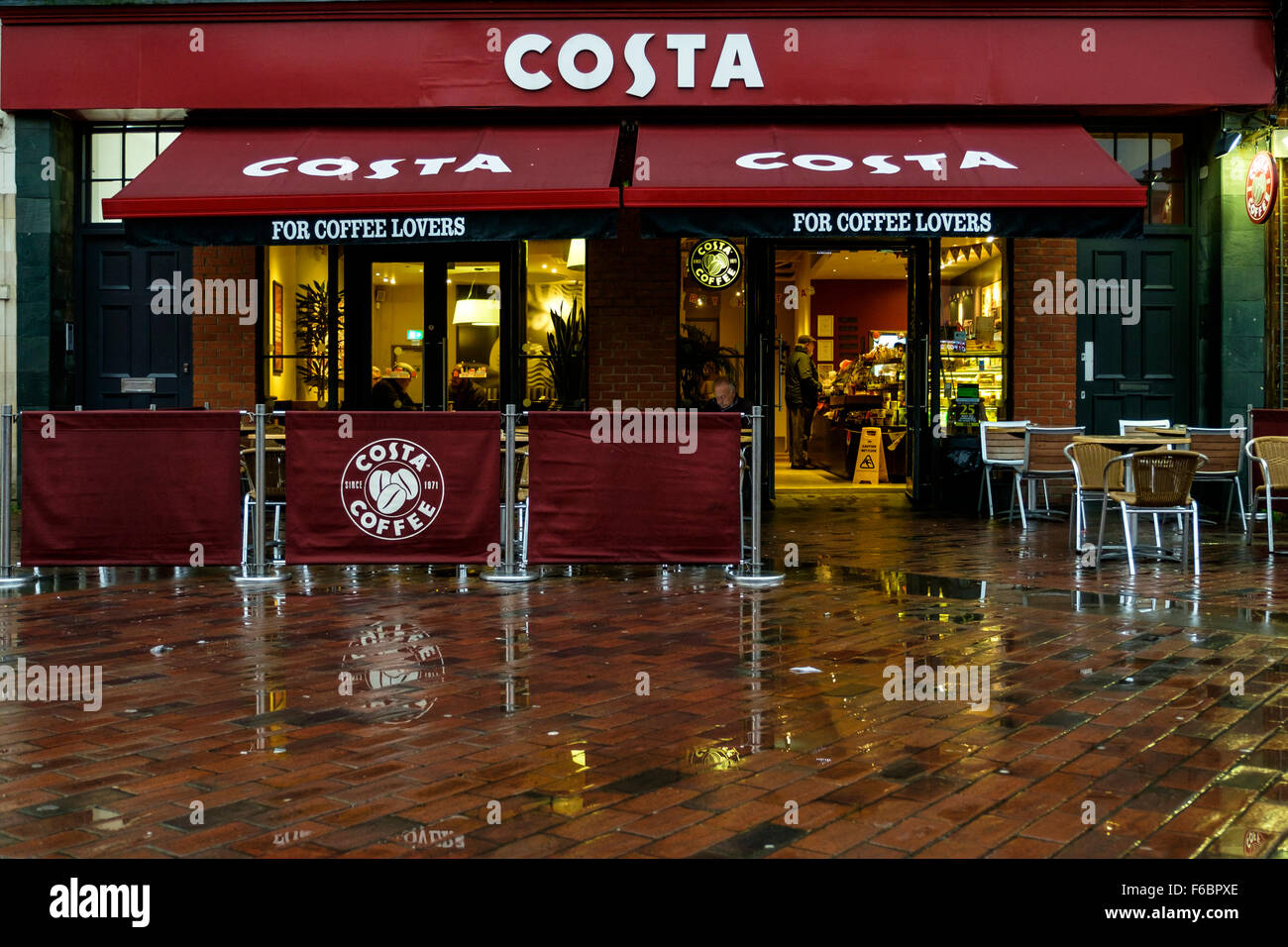 Eine Costa Coffee-Shop-Front auf einem nassen Morgen Stockfoto