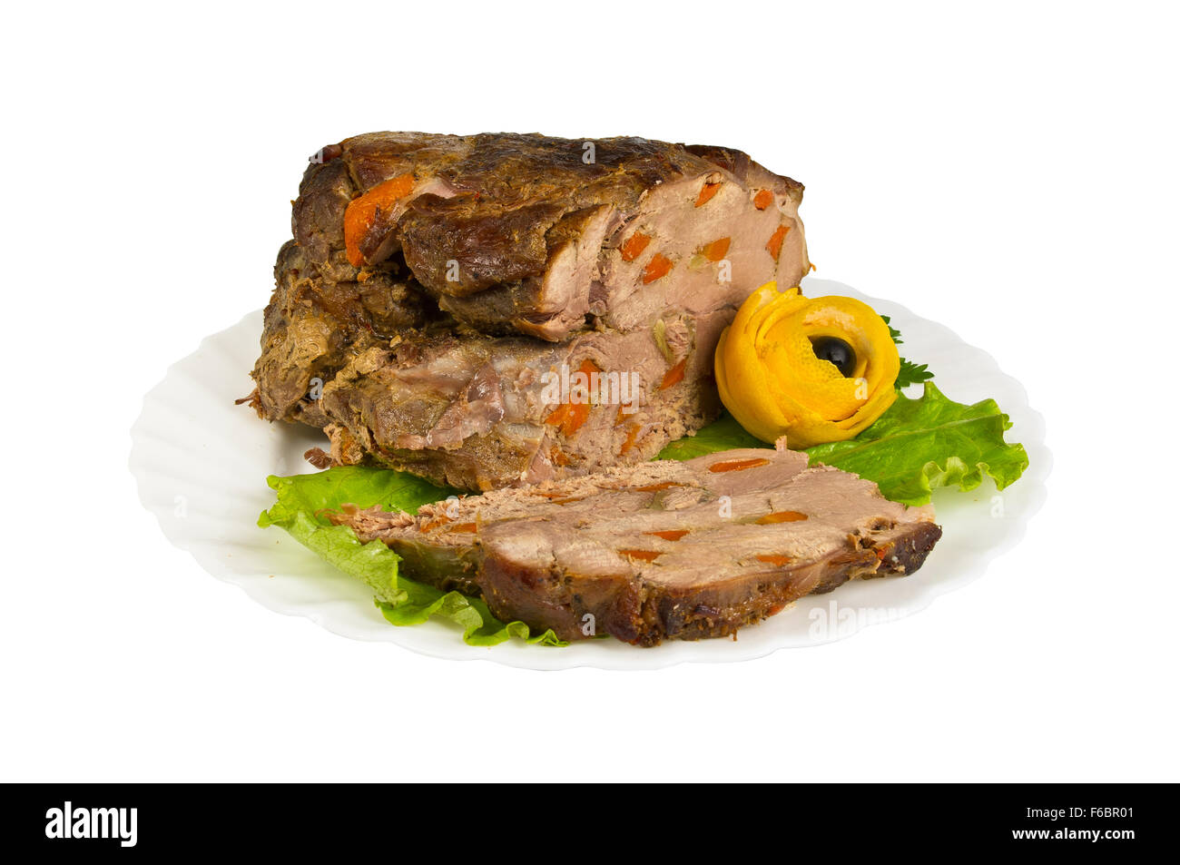 Schweinefleisch vom Wildschwein auf dem Teller, isoliert auf weißem Hintergrund Stockfoto