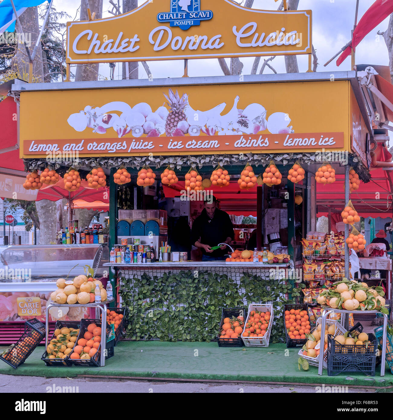 Kaufen Sie verkaufen Getränke und Obst Pompeji Kampanien Italien Stockfoto